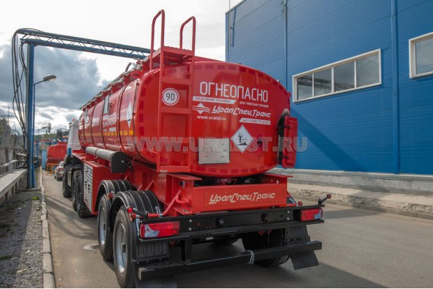 Лестница на площадку обслуживания заливных горловин