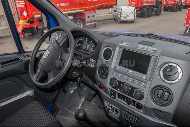 Приборная панель в кабине водителя