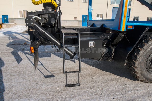 Лестница с площадкой обслуживания КМУ