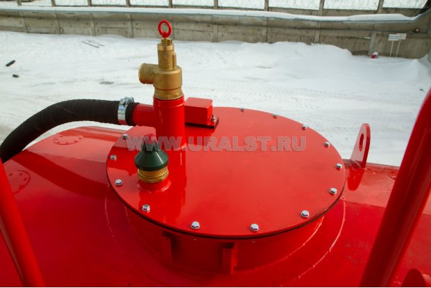 Заливная горловина цистерны