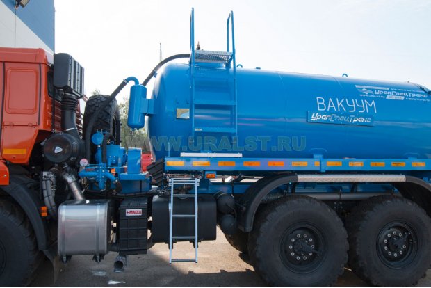 Лестница на площадку обслуживания люка цистерны