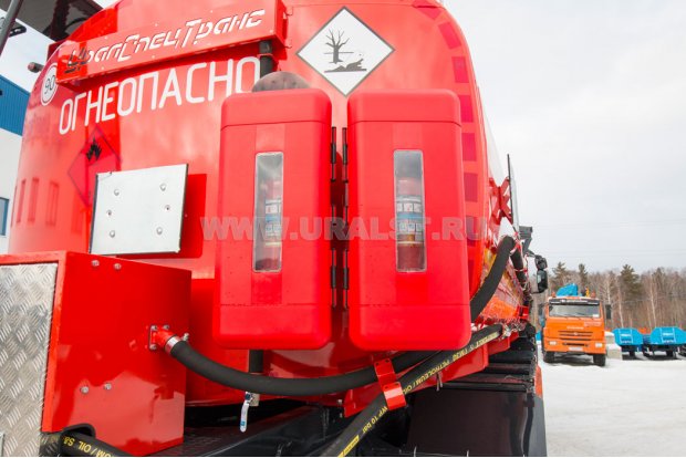 Крепление пеналов с огнетушителями на задней стенке цистерны