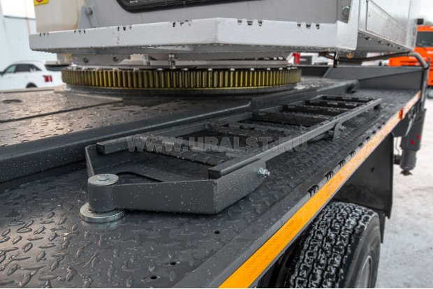 Лестница для подъема на площадку крановой установки в транспортном положении