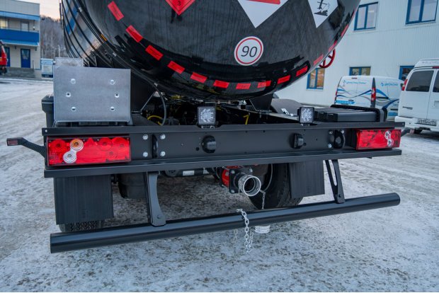 Заднее защитное устройство