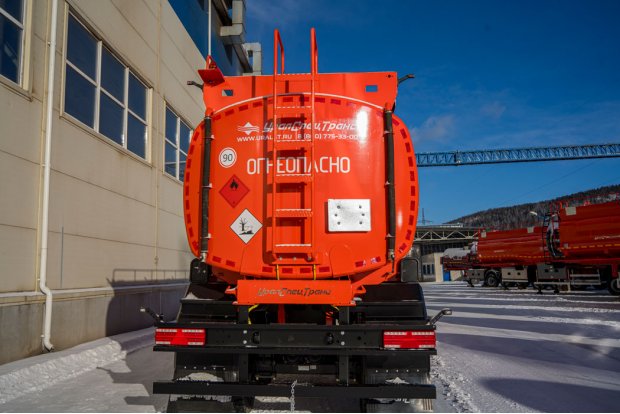 Заднее расположение лестницы для подъема на площадку обслуживания цистерны