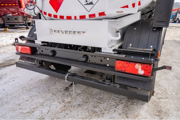 Заднее защитное устройство