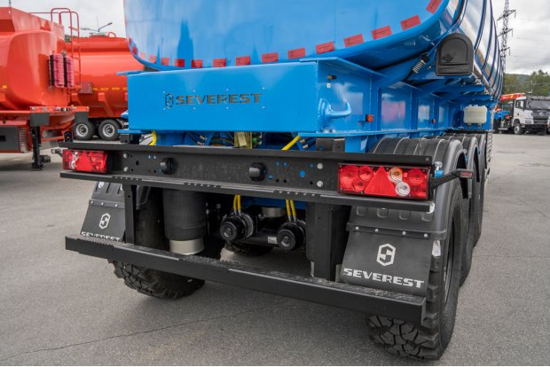 Заднее защитное устройство