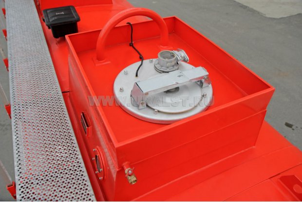 Заливные горловины цистерны