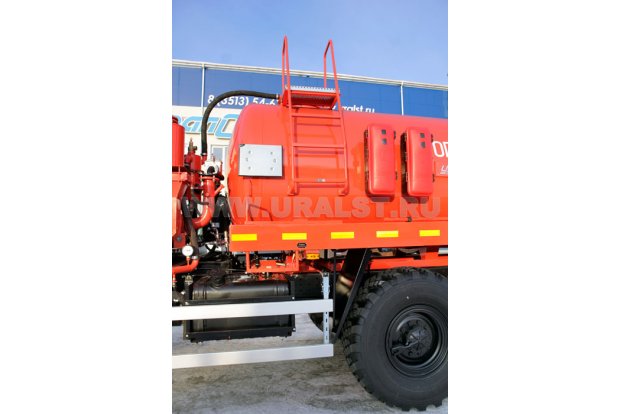 Лестница для обслуживания заливной горловины цистерны