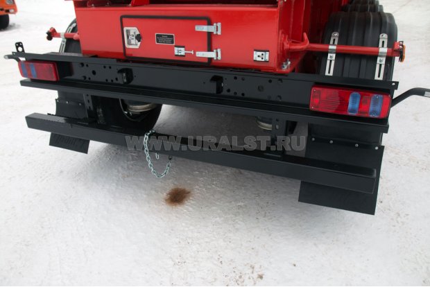 Заднее защитное устройство