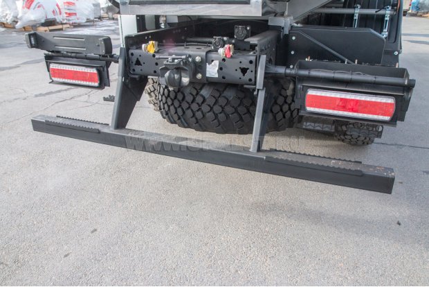 Заднее защитное устройство