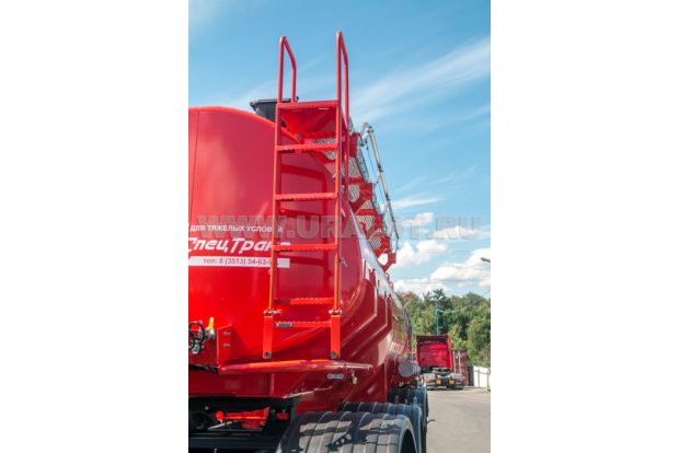 Лестница на площадку обслуживания