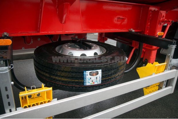 Крепление запасного колеса