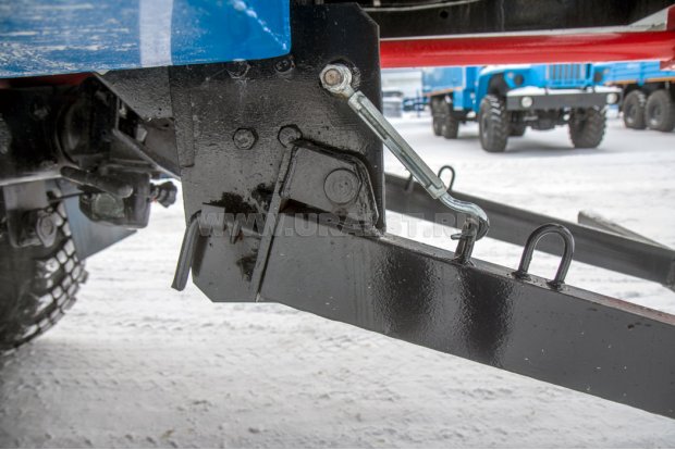 Заднее защитное устройство