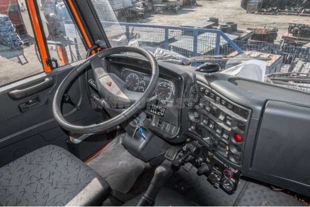 Приборная панель в кабине водителя