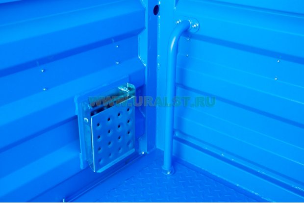 Складная ступень и поручень на боковых бортах