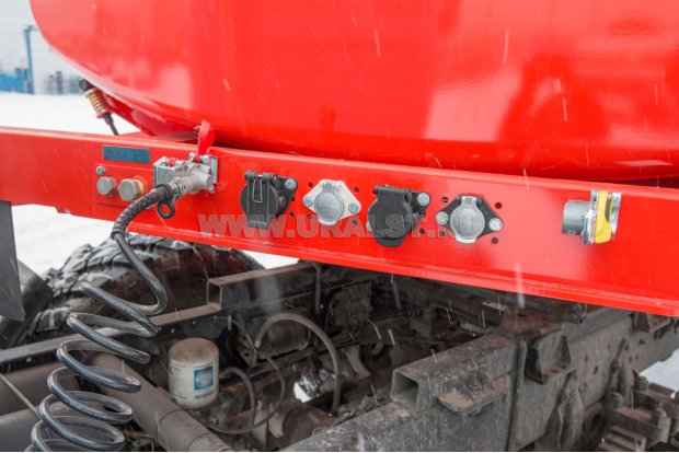 Разъемы для соединения электросистемы и пневмосистемы полуприцепа и тягача