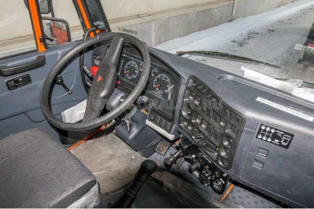 Приборная панель в кабине водителя