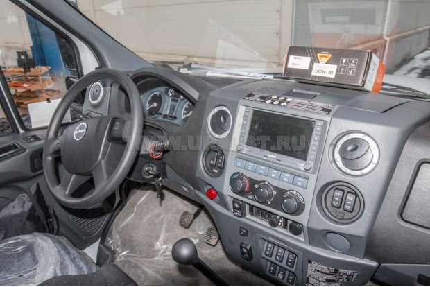 Приборная панель в кабине водителя