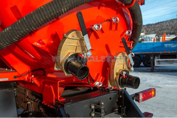 Заборный/сливной узел емкости