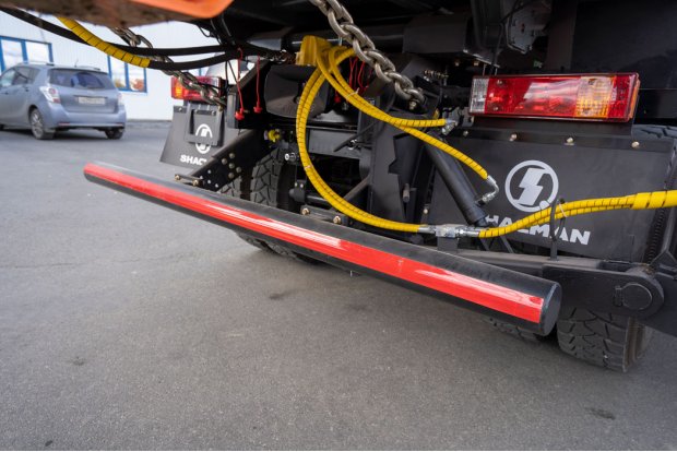 Заднее защитное устройство