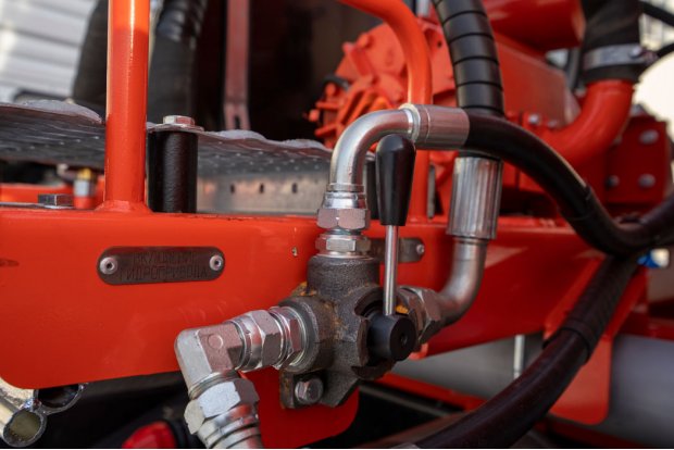 Кран управления гидроприводом вакуумного насоса