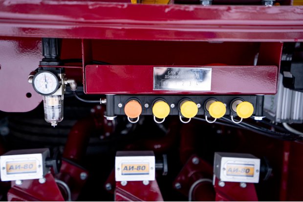 Блок пневмоуправления донными клапанами, манометр