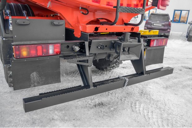 Заднее защитное устройство