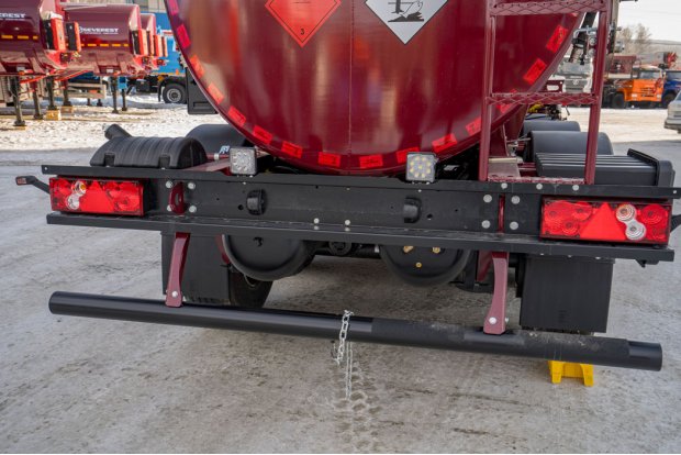 Заднее защитное устройство