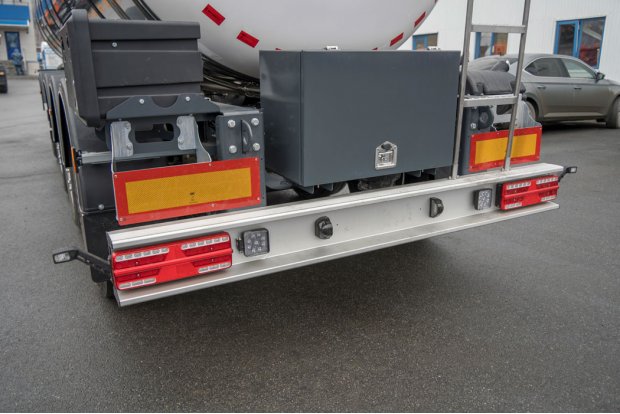 Заднее защитное устройство