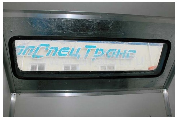 Окно ремонтного отсека на скосе фургона
