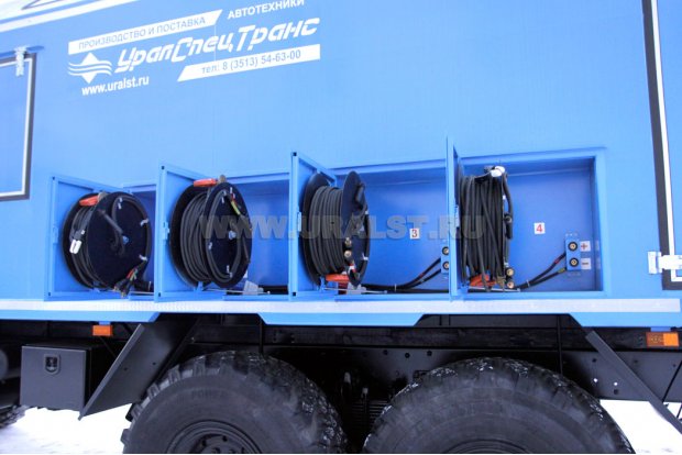 Ниши кабельных барабанов автофургона