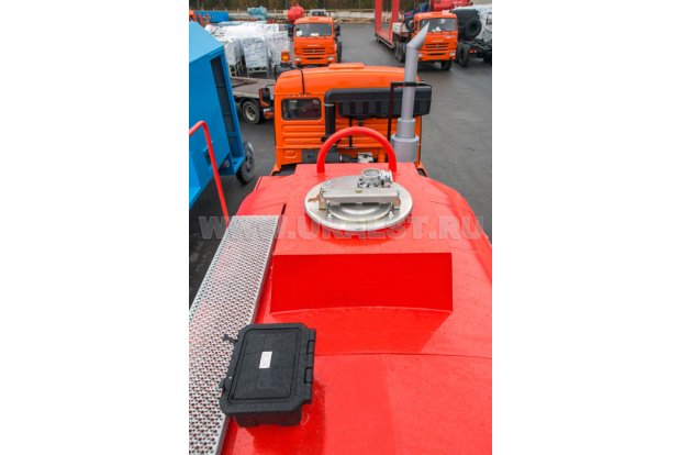 Заливная горловина цистерны