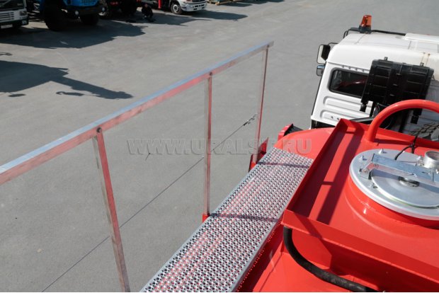 Площадка обслуживания со складным поручнем