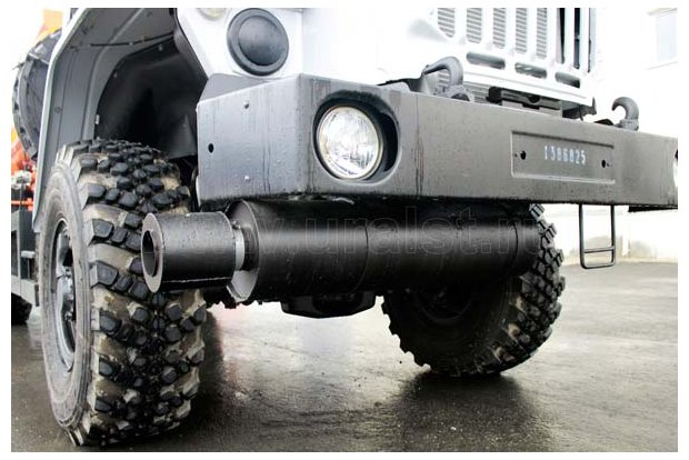 Выхлопная система топливозаправщика под передний бампер