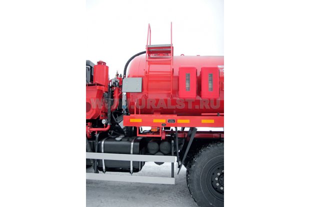 Лестница для обслуживания заливной горловины цистерны