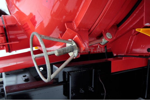 Запор открывающегося днища