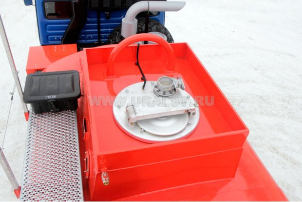 Заливная горловина цистерны