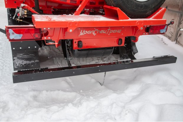 Заднее защитное устройство