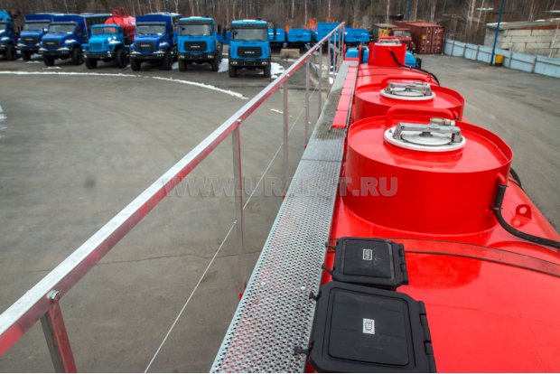 Площадка обслуживания полуприцепа цистерны