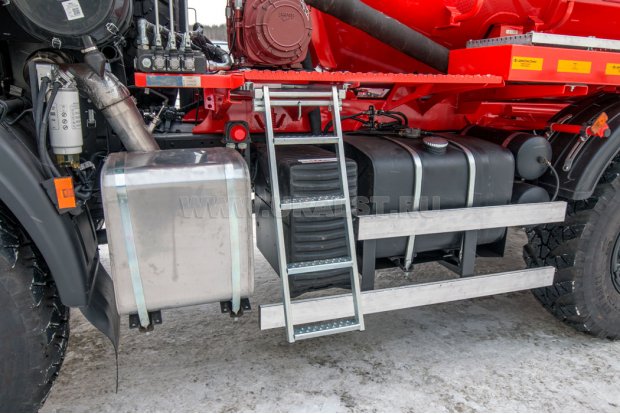 Лестница для подъема на площадку обслуживания