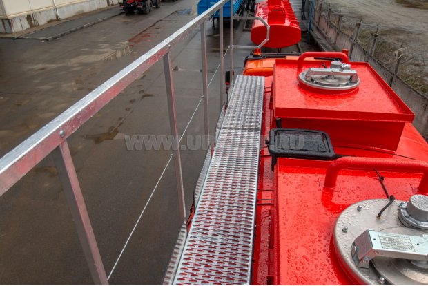 Складной поручень площадки обслуживания