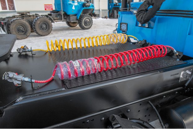 Разъемы пневмо-электро системы тягача