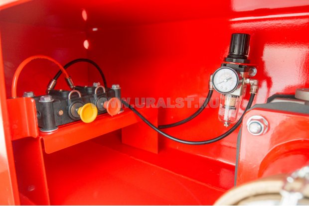 Блок пневмоуправления донными клапанами и манометр