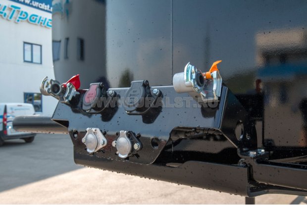 Разъемы для соединения электросистемы и пневмосистемы полуприцепа и тягача