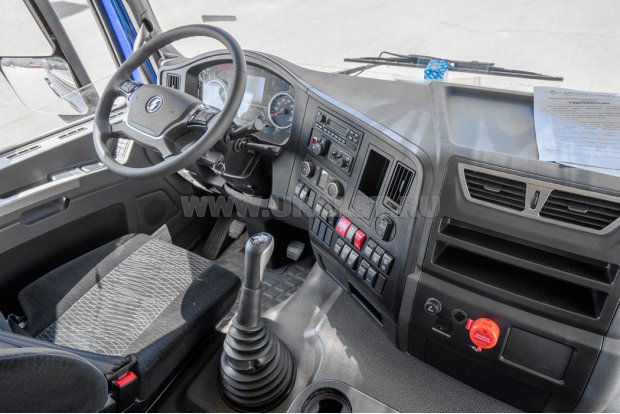 Приборная панель в кабине водителя