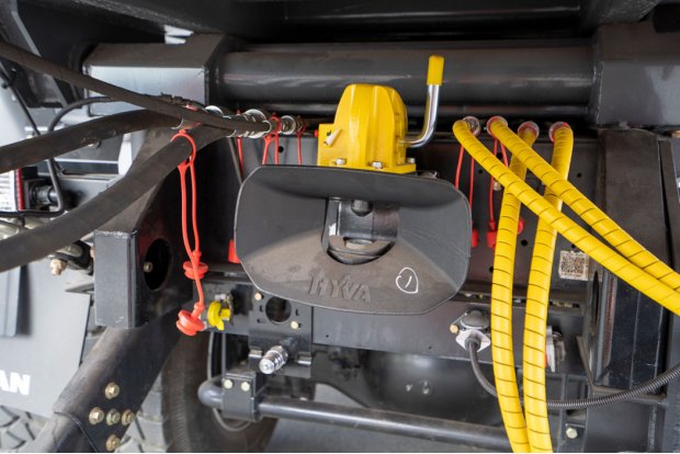 Заднее тягово-сцепное устройство, пневматические, гидравлические выводы и электроразъемы