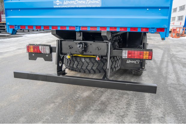 Заднее защитное устройство