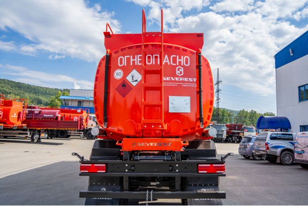 Заднее расположение лестницы для подъема на площадку обслуживания цистерны