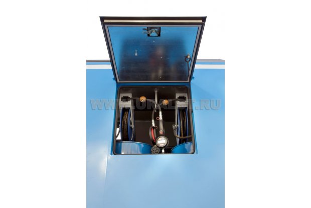 Люк для доступа к дозирующими пистолетами и счетчиками расхода масла